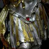 La veste dell�angelo � finemente decorata con lamine dorate...